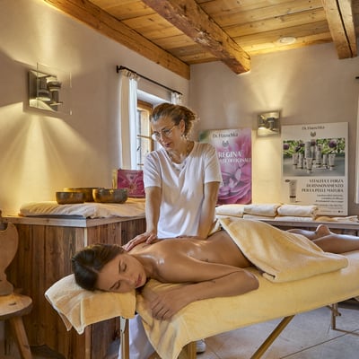 Mitarbeiterin im Wellnessbereich